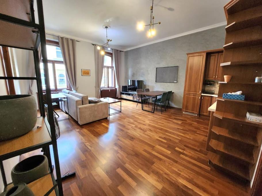 פראג Spacious Apartment 6Min From The Dancing House מראה חיצוני תמונה